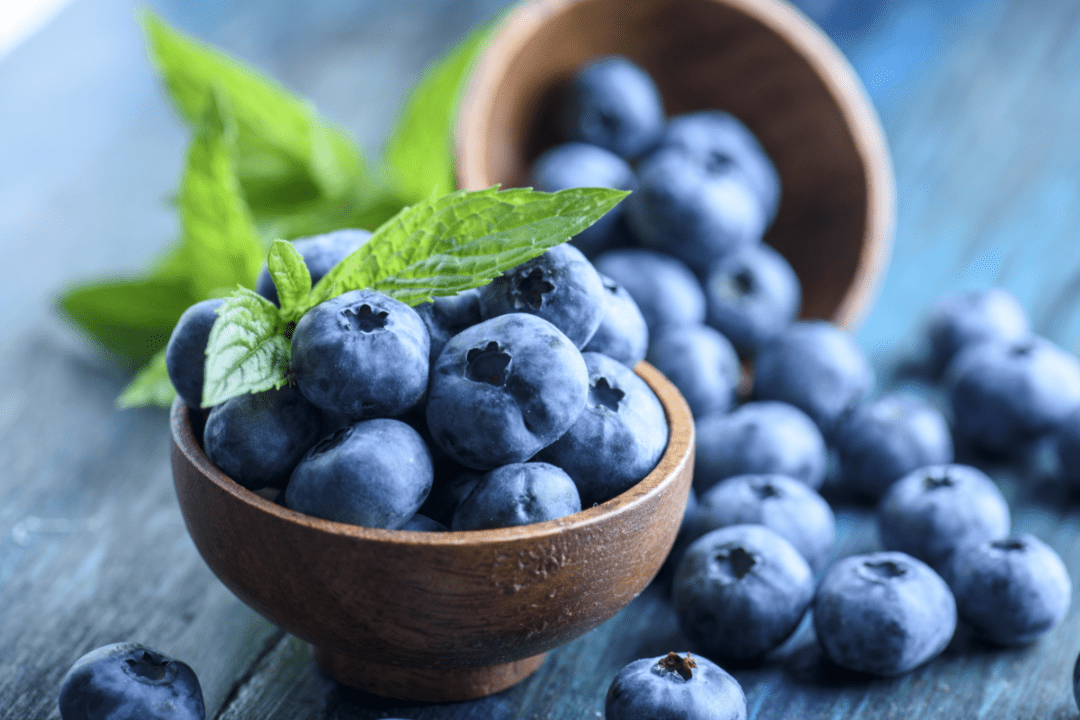 Blueberries are delicious, but did you know they are great for your skin! 你们知道么，蓝莓对皮肤有莫大的好处！💜